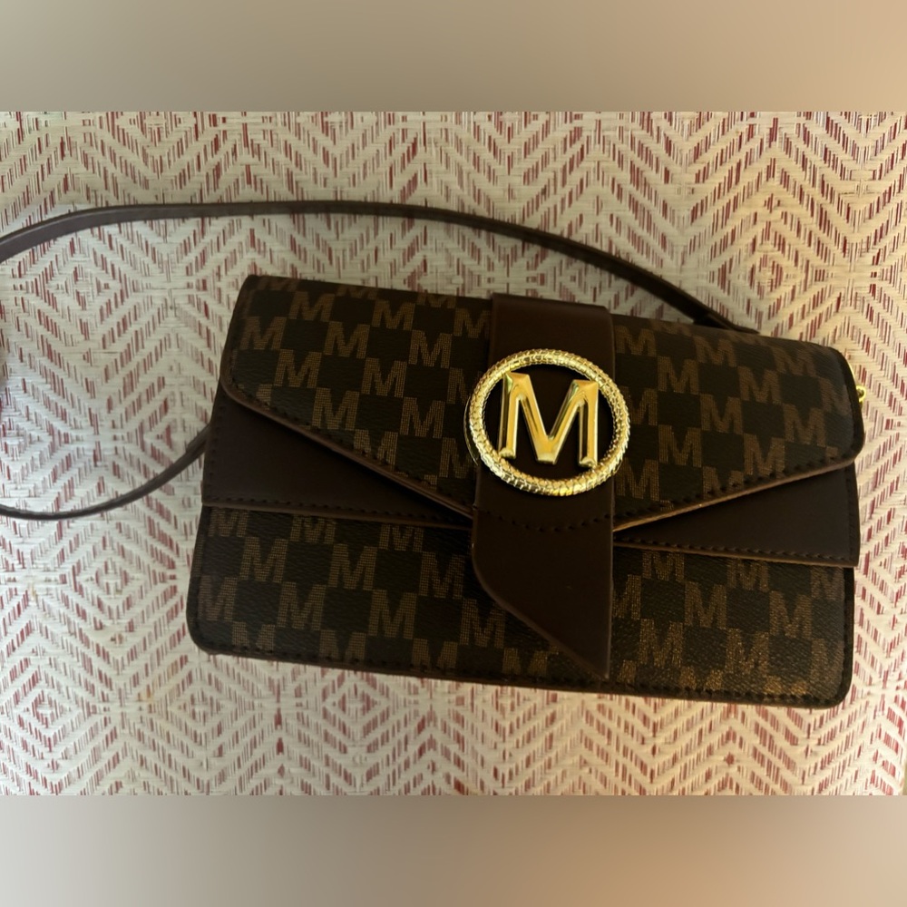 NWOT shoulder bag, 👛💰 both bags for 20
Free with 20 plus purchase or more .